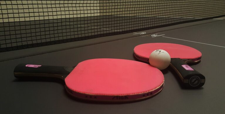 Deux raquettes de ping pong et une balle.